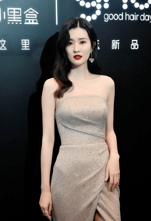 进行 乔欣气质优雅出众如富家小姐！