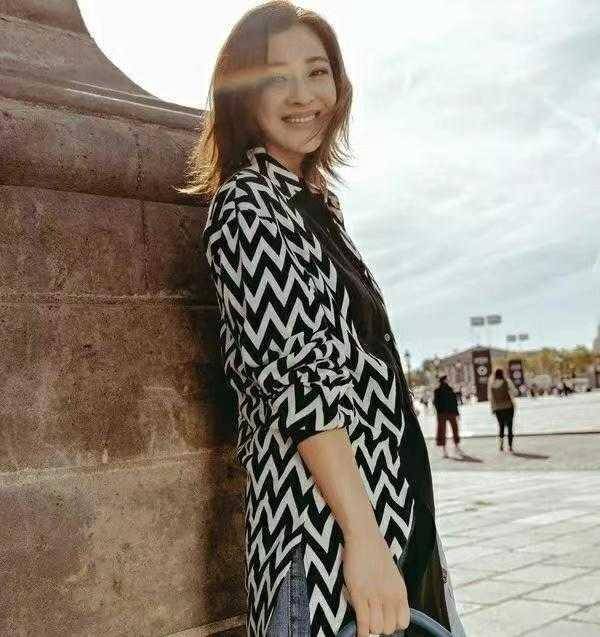 身材 梅婷瘦出“瓜子脸”太美了，穿衬衫配牛仔裙好洋气，年轻10岁