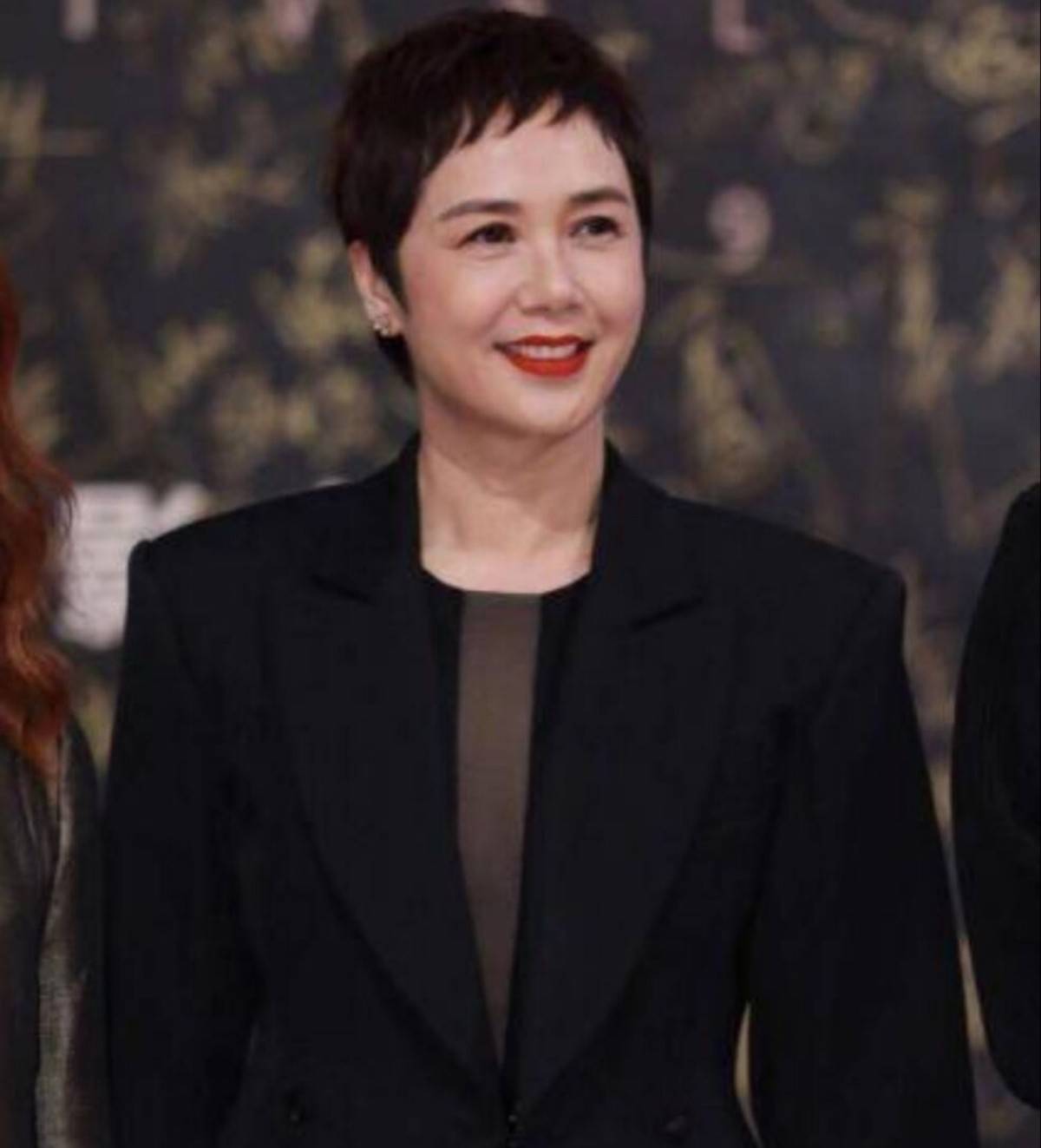 西餐|蒋雯丽豪气请剧组吃西餐，饭后与马诗红等人共舞，55岁身材无赘肉