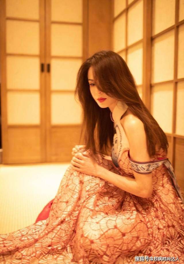 设计 李若彤用锻炼保持好身材，黑色蓬松半身裙系上腰带，身姿优美轻盈