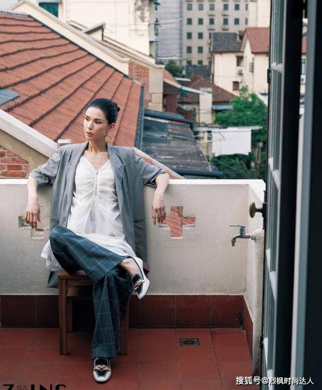 设计 李若彤用锻炼保持好身材，黑色蓬松半身裙系上腰带，身姿优美轻盈