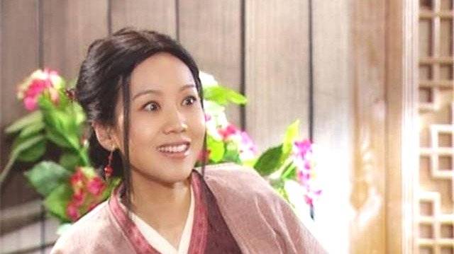 什么|风情女人闫妮，当了17年单亲妈妈，把女儿带进演艺圈，母女同演《突围》