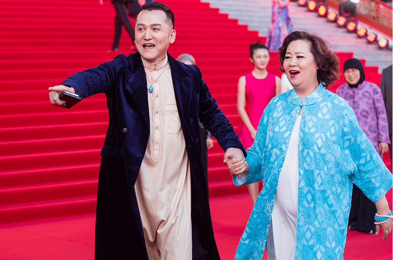 服装 方青卓真是优雅的奶奶，穿亮色服装好年轻，身材胖胖的看着好富态