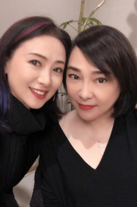 翁虹与万梓良前妻同框比美,二人亲密贴脸似姐妹,老戏骨张晨光也现身_