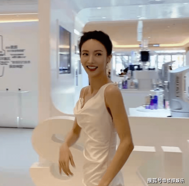 活动金晨活动生图曝光，穿吊带白裙又高又瘦，腕线过裆身材比例完美