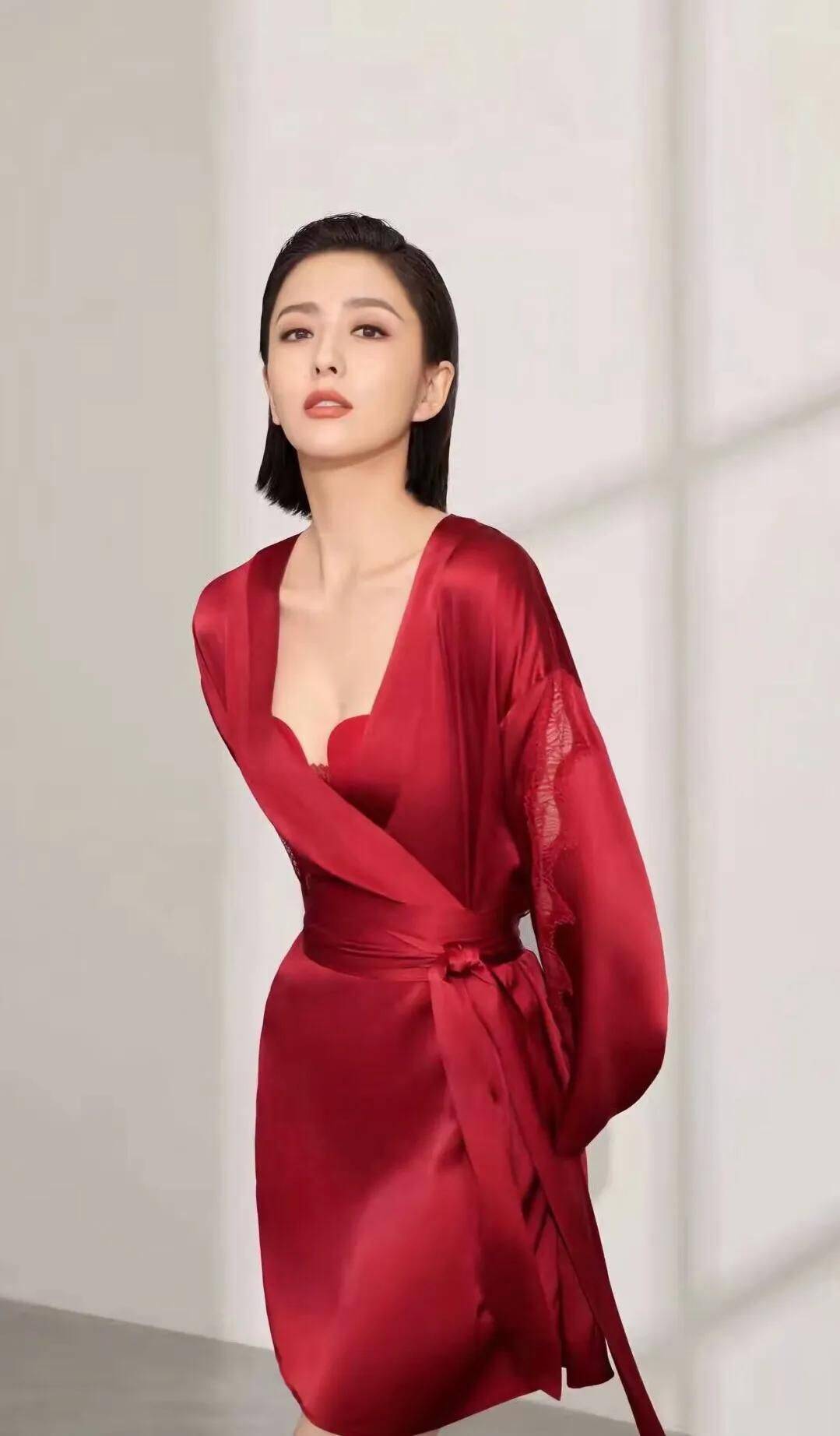 佟丽娅气质拿捏得真好穿着睡衣撸起袖子参加节目仍惊艳了