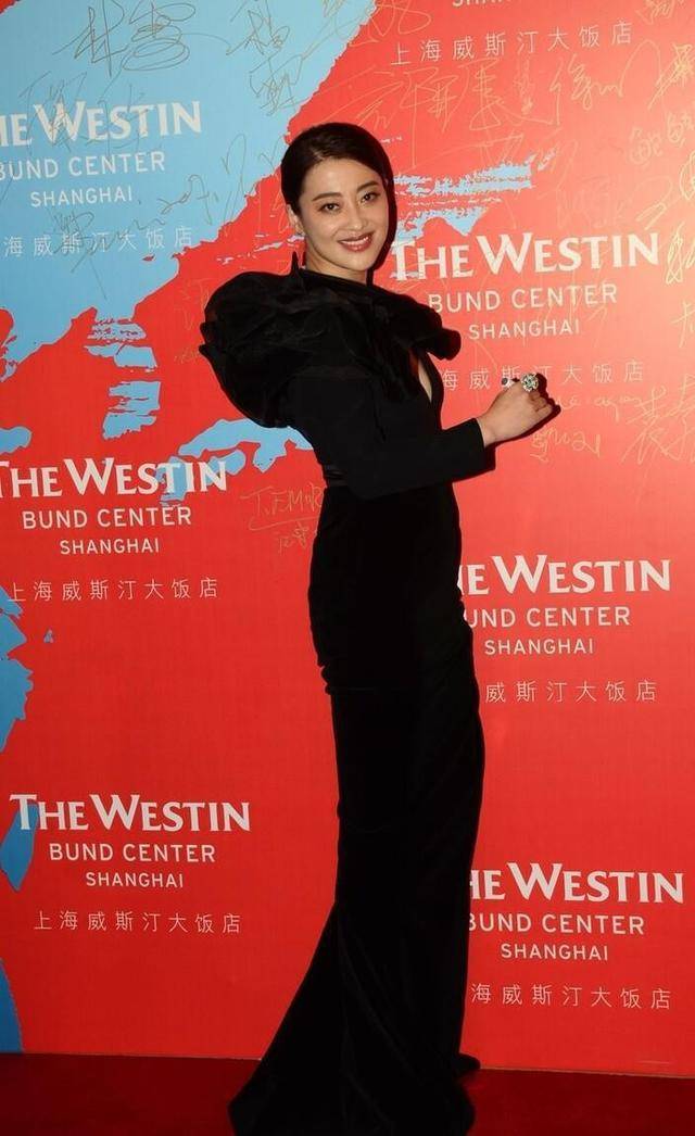 身材 梅婷瘦出“瓜子脸”太美了，穿衬衫配牛仔裙好洋气，年轻10岁