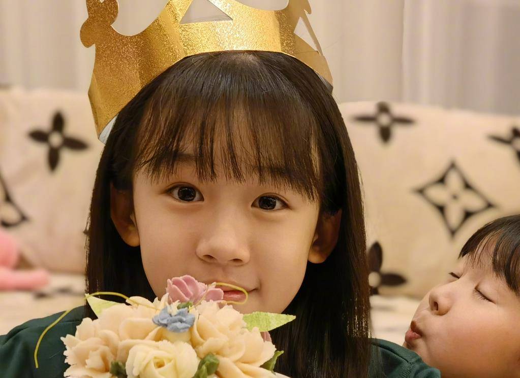 因为|陆毅晒出大女儿近照，堪比“整容式”长大，这五官颜值状态爱了！