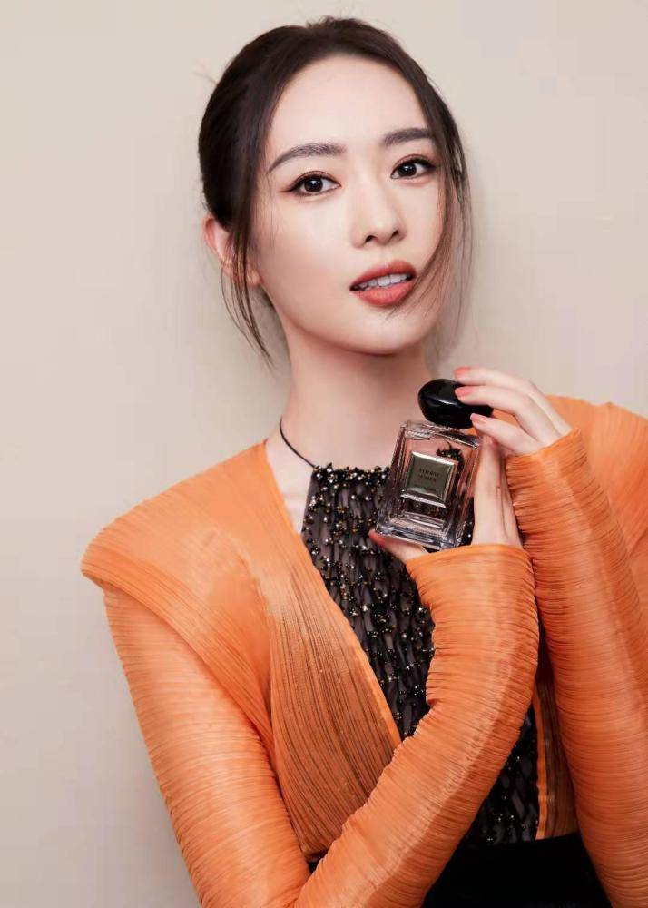 套装 童瑶得奖后越来越会穿,橘色套装配黑肚兜,美得精致又妩媚