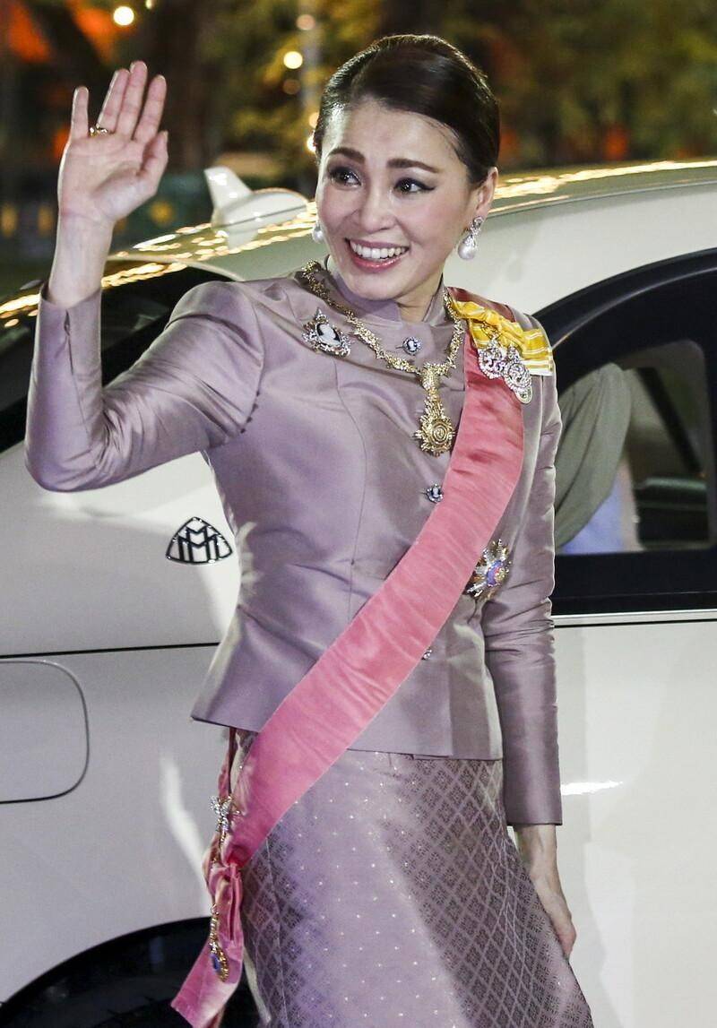 原创泰国王后苏提达一看就有正宫气质穿衣朴素配珠宝奢华还低调