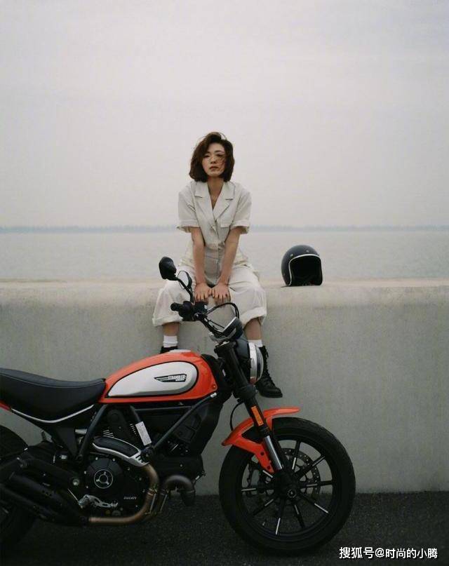 设计 万茜帅气有型，一身短袖西装连体裤简约又利落，气场A爆了