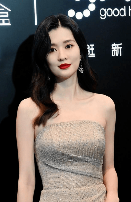 进行 乔欣气质优雅出众如富家小姐！