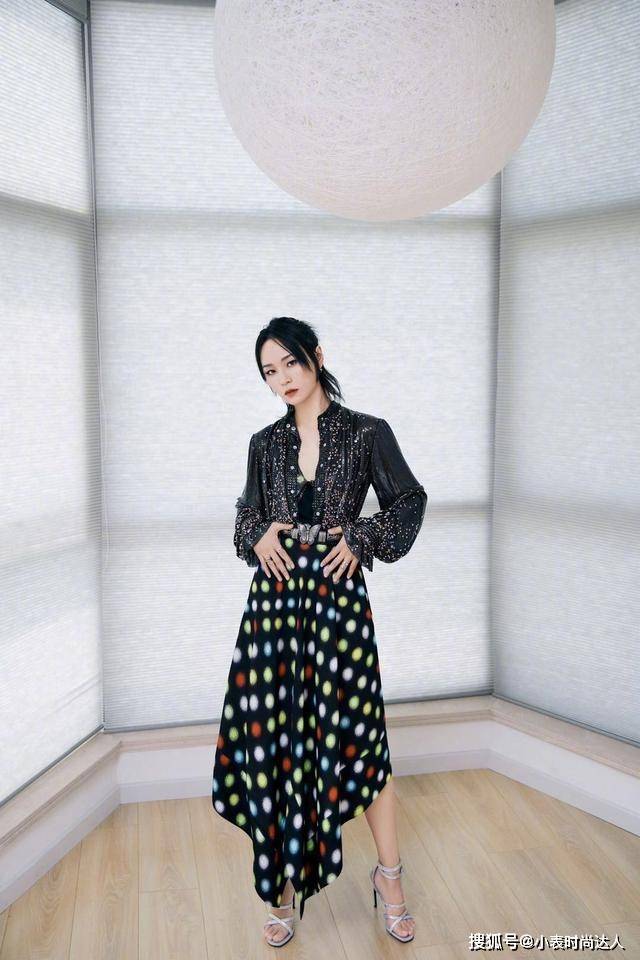 周笔畅 周笔畅温柔造型也很美,宫廷风红色礼服裙,复古又优雅