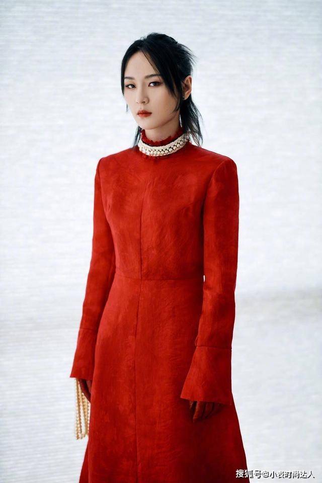 周笔畅 周笔畅温柔造型也很美,宫廷风红色礼服裙,复古又优雅