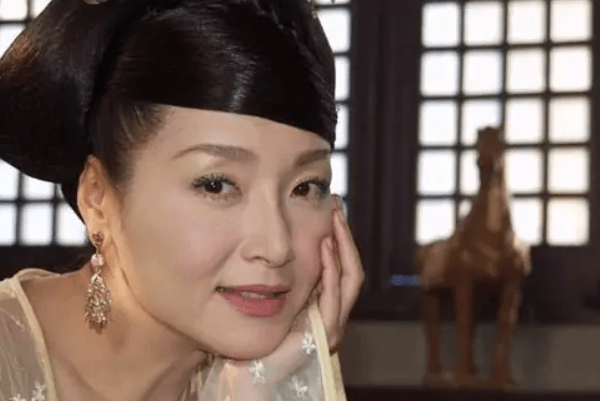 翁虹与万梓良前妻同框比美,二人亲密贴脸似姐妹,老戏骨张晨光也现身_