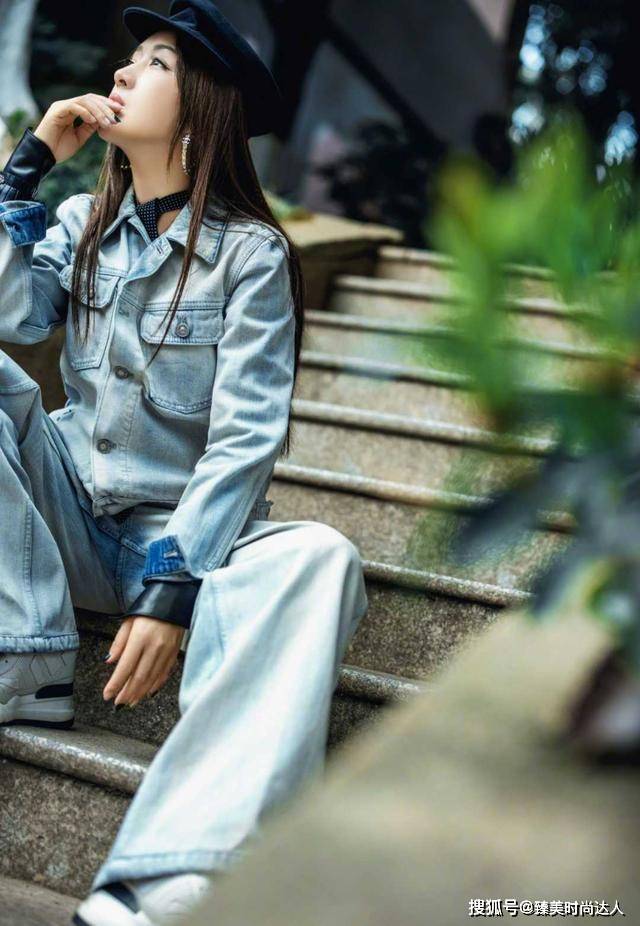元素 杨钰莹不愧是“活久见”,穿牛仔套装配贝雷帽,不说以为只有20岁