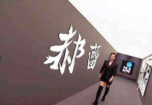 黑色 郝蕾这回造型太成功,穿西装配过膝长靴,泡面头洋气又减龄