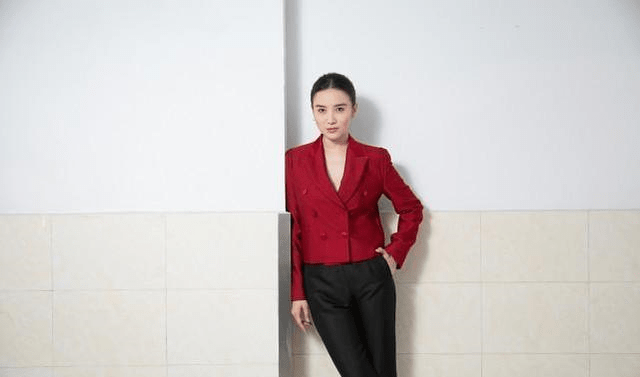 宋佳 宋佳把年龄变成优势，黑色西装套装配低胸内搭，看得出气势挺足