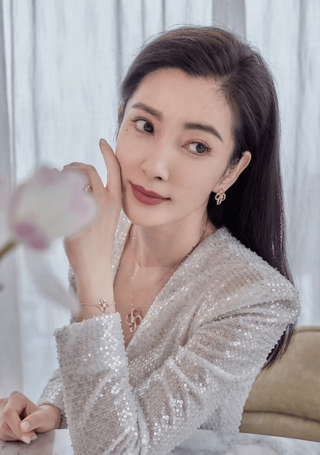 亮片李冰冰把亮片穿得优雅不俗，V领里面配裸色打底，看着还挺保守的