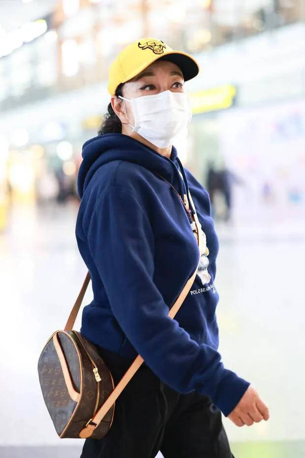 羽绒服不打光修图的刘晓庆，皮肤粗糙暗黄满脸皱纹，这才是72岁真实样！