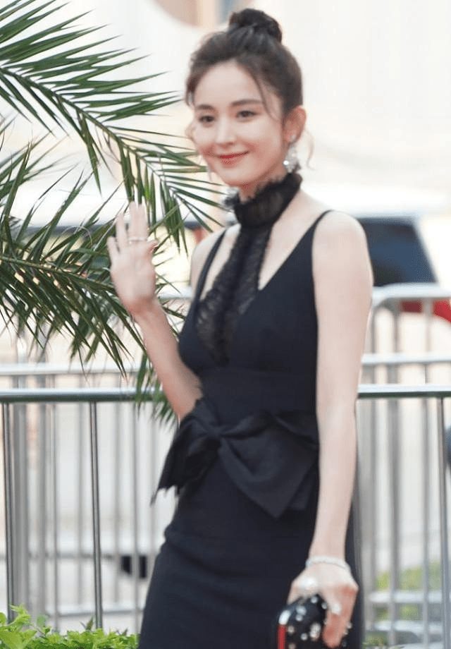 设计 古力娜扎的身材比例太高级了,穿收腰鱼尾裙显腿长,美真是天生的