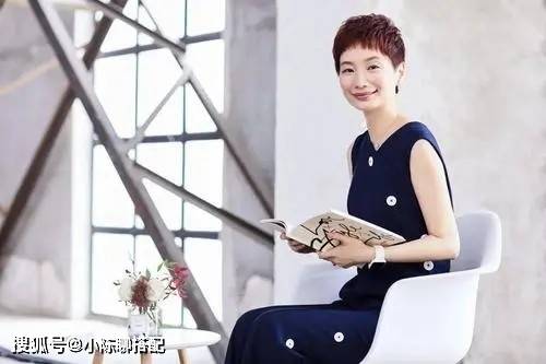 从容 这个50+的女人告诉我们：在优雅面前， 美貌和潮流都要让道