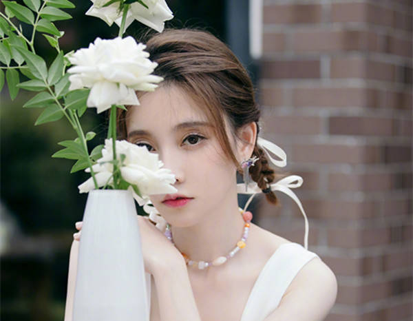 舞姿|冯提莫全新唱跳MV《窥》上线,舞姿婉柔性感,美得让人心动