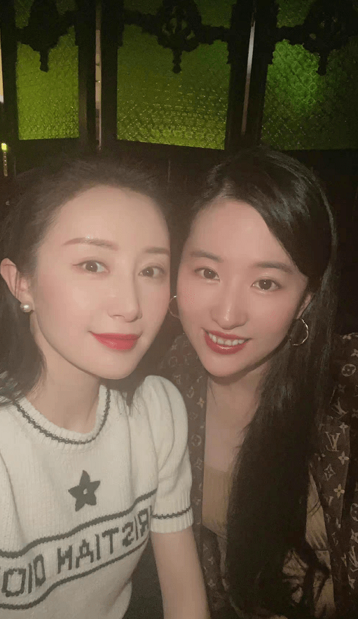 舒畅 舒畅刘亦菲最新合影曝光！刘亦菲穿LV像阔太，舒畅美貌逆袭更吸睛