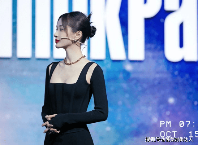 身材 王子文虽个子小但有“括号臀”，穿束胸款连衣裙，身材比例太完美