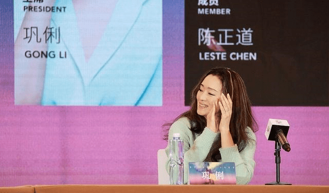 设计 巩俐留长发真好看，就算穿的针织衫很简约，气场看着也不俗