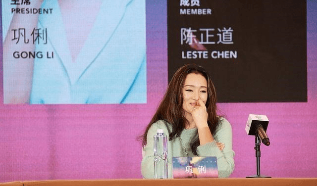 设计 巩俐留长发真好看，就算穿的针织衫很简约，气场看着也不俗