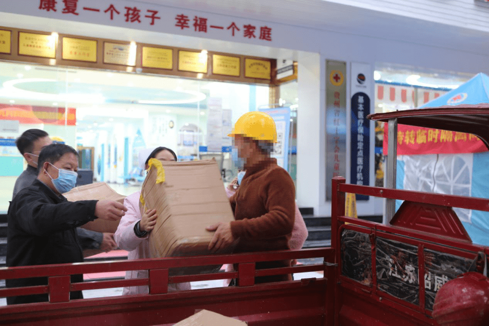 夫妇|遵义热心夫妇为贵州红十字会儿童医院捐赠10000只口罩