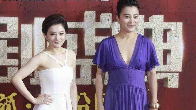 一身 40岁金铭更迷人,一身白色穿搭参加活动,气质碾压58岁李玲玉