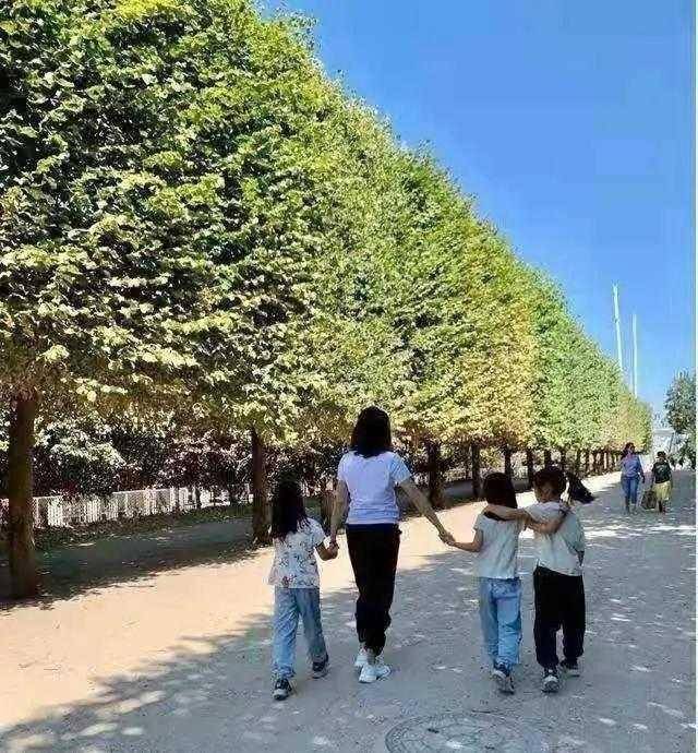 黎姿 黎姿嫁了富商真潇洒，带孩子去国外度假，穿白色T恤不像49岁