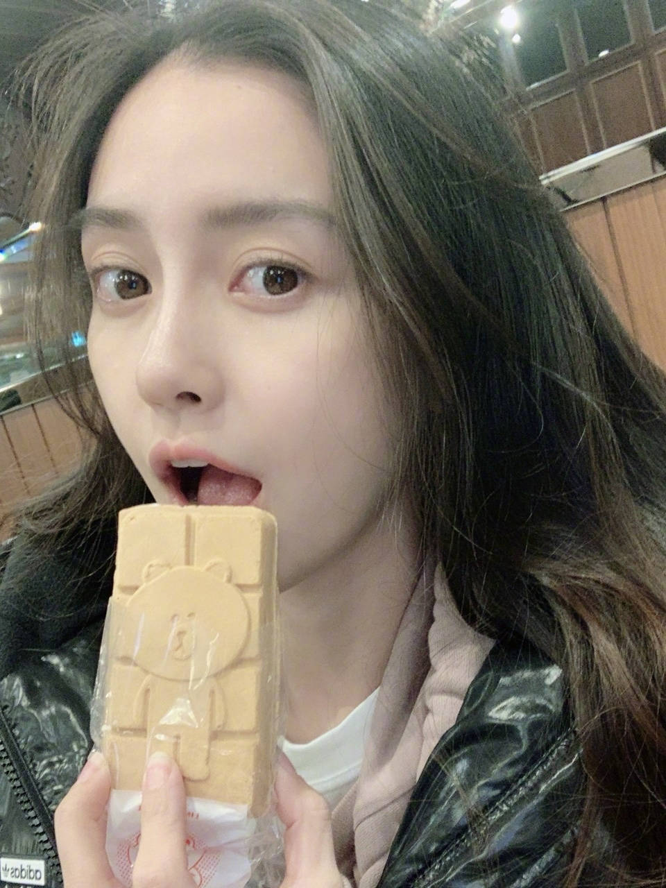 马尾 女明星素颜晒自拍，张雪迎睡衣加外套，吴宣仪马尾配卫衣！