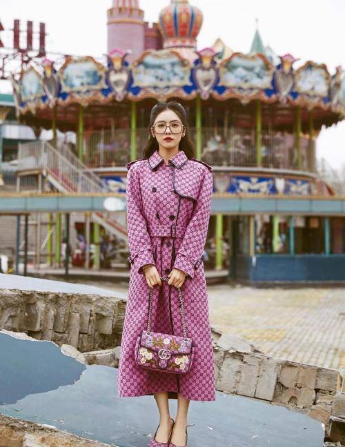 整体 可盐可甜蔡文静,一身粉色大衣加身文静又典雅