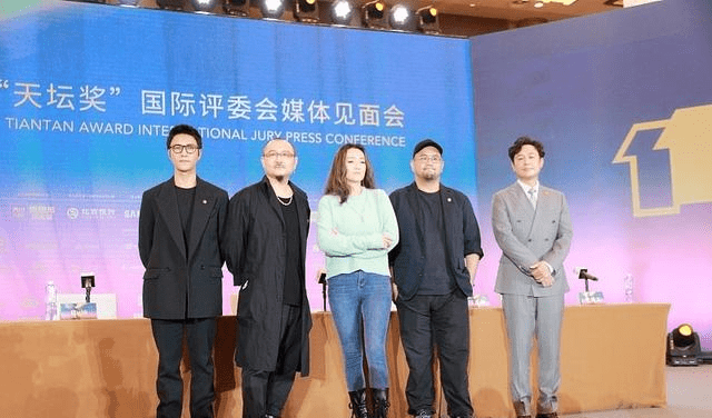 设计 巩俐留长发真好看，就算穿的针织衫很简约，气场看着也不俗