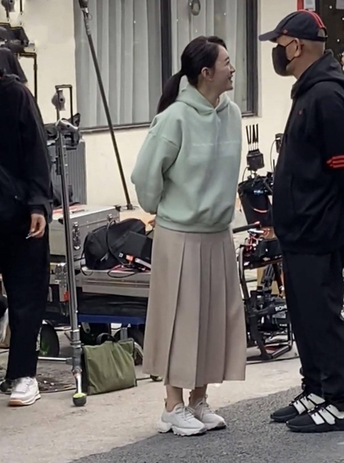 好友李小冉不美颜都这么白，衬的好友又黄又粗糙，40多岁一点不显老！