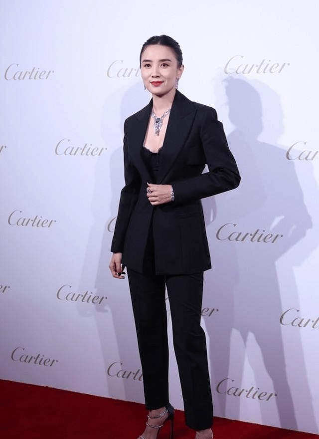 宋佳 宋佳把年龄变成优势，黑色西装套装配低胸内搭，看得出气势挺足