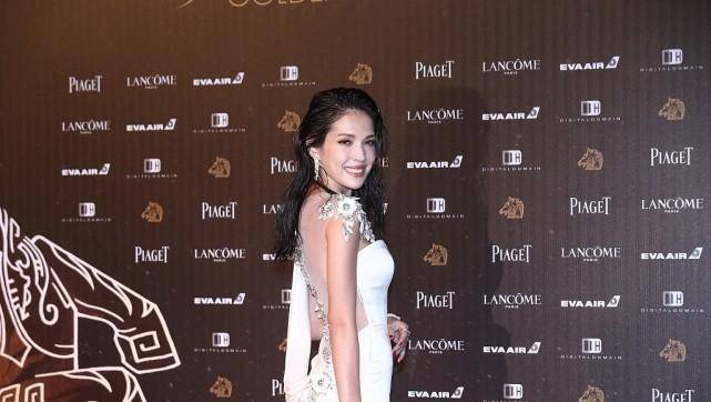 短裙 拥有好身材有多重要，许玮甯一袭白裙照样妩媚得很，曲线撩人