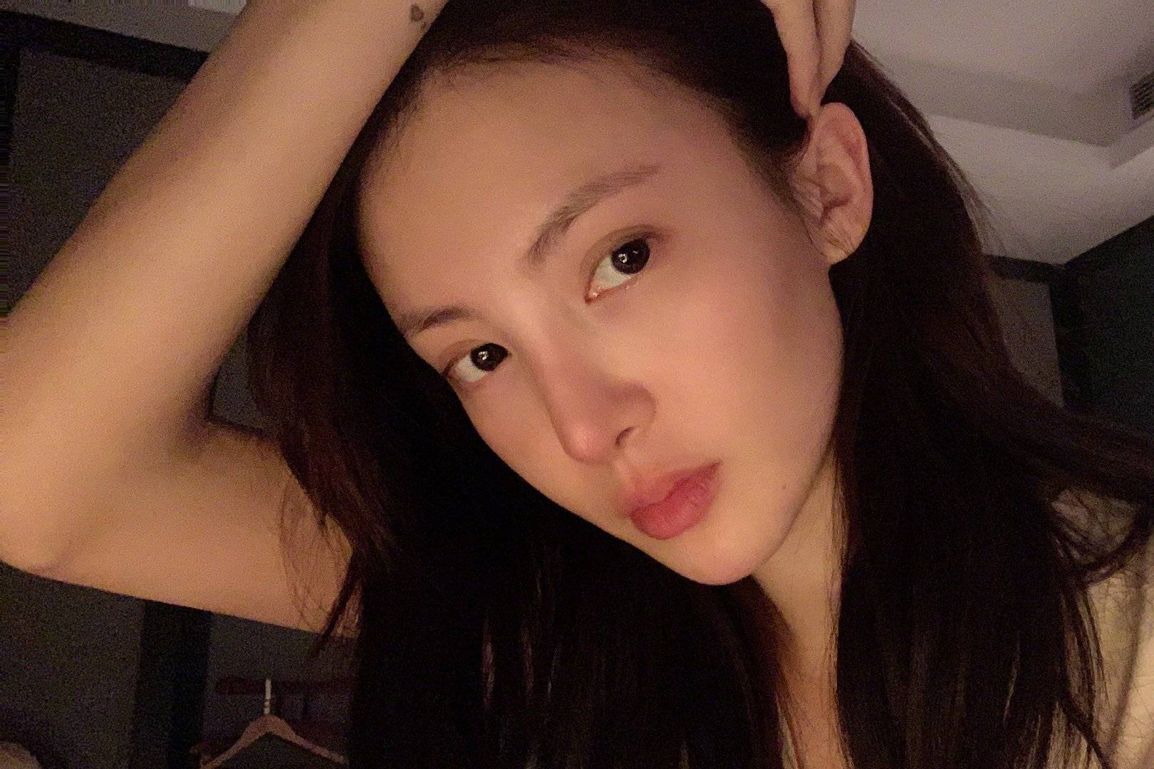 马尾 女明星素颜晒自拍，张雪迎睡衣加外套，吴宣仪马尾配卫衣！