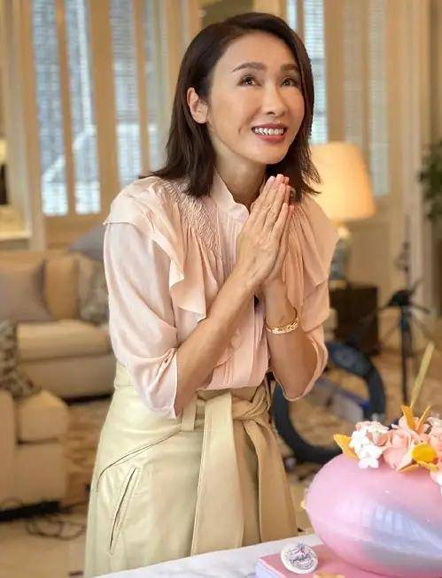 黎姿 黎姿嫁了富商真潇洒，带孩子去国外度假，穿白色T恤不像49岁