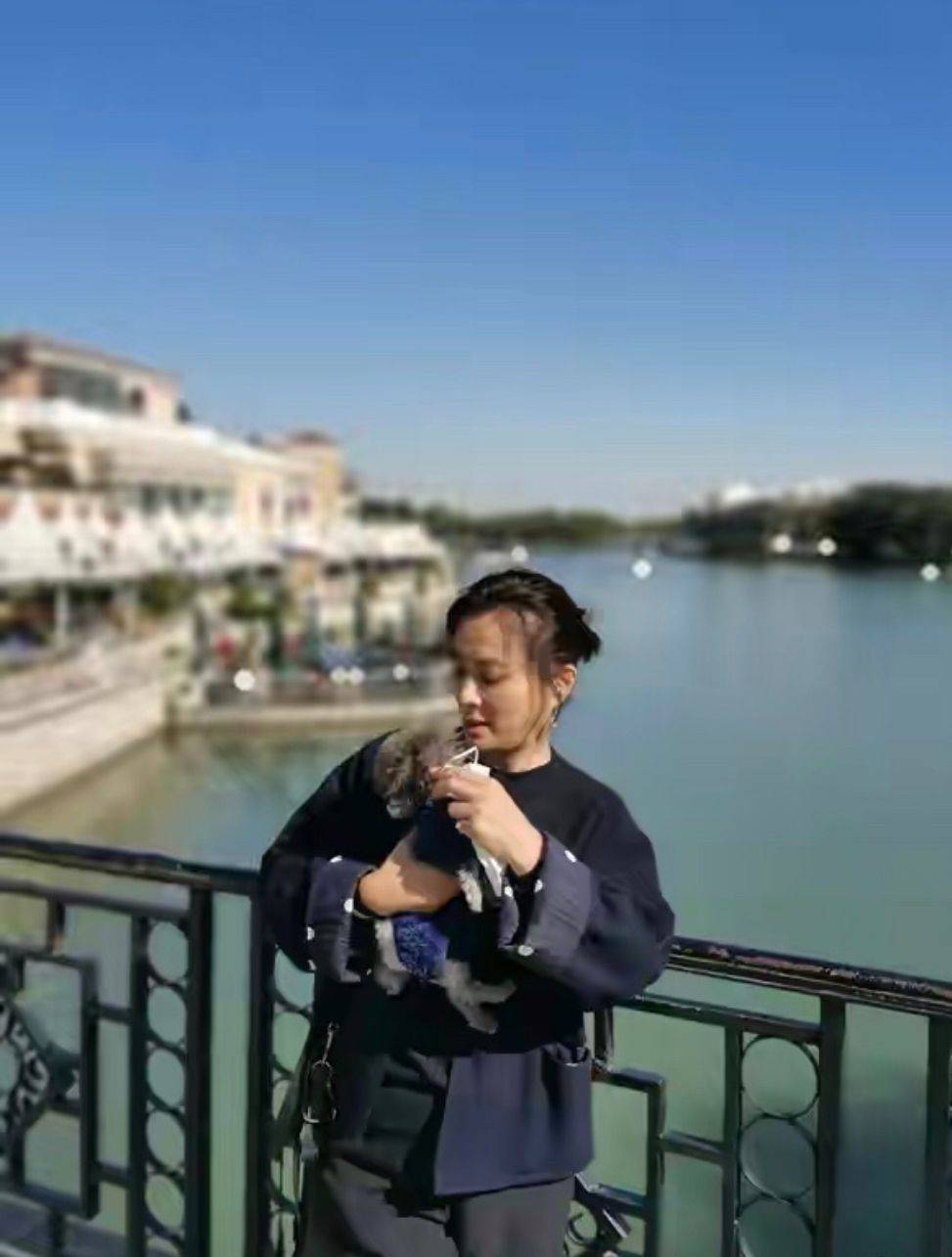 身材 58岁李玲玉素颜玩雪，穿羽绒服也不显胖，配毛线帽减龄还显脸小