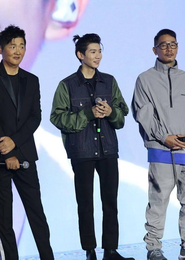 服装 王源越来越有型男范儿了，穿着牛仔夹克好帅气，没啥少年感了