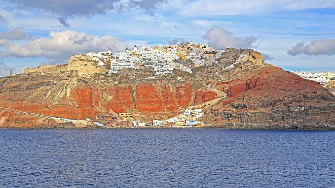 爱琴海位于希腊半岛和小亚细亚半岛之间.