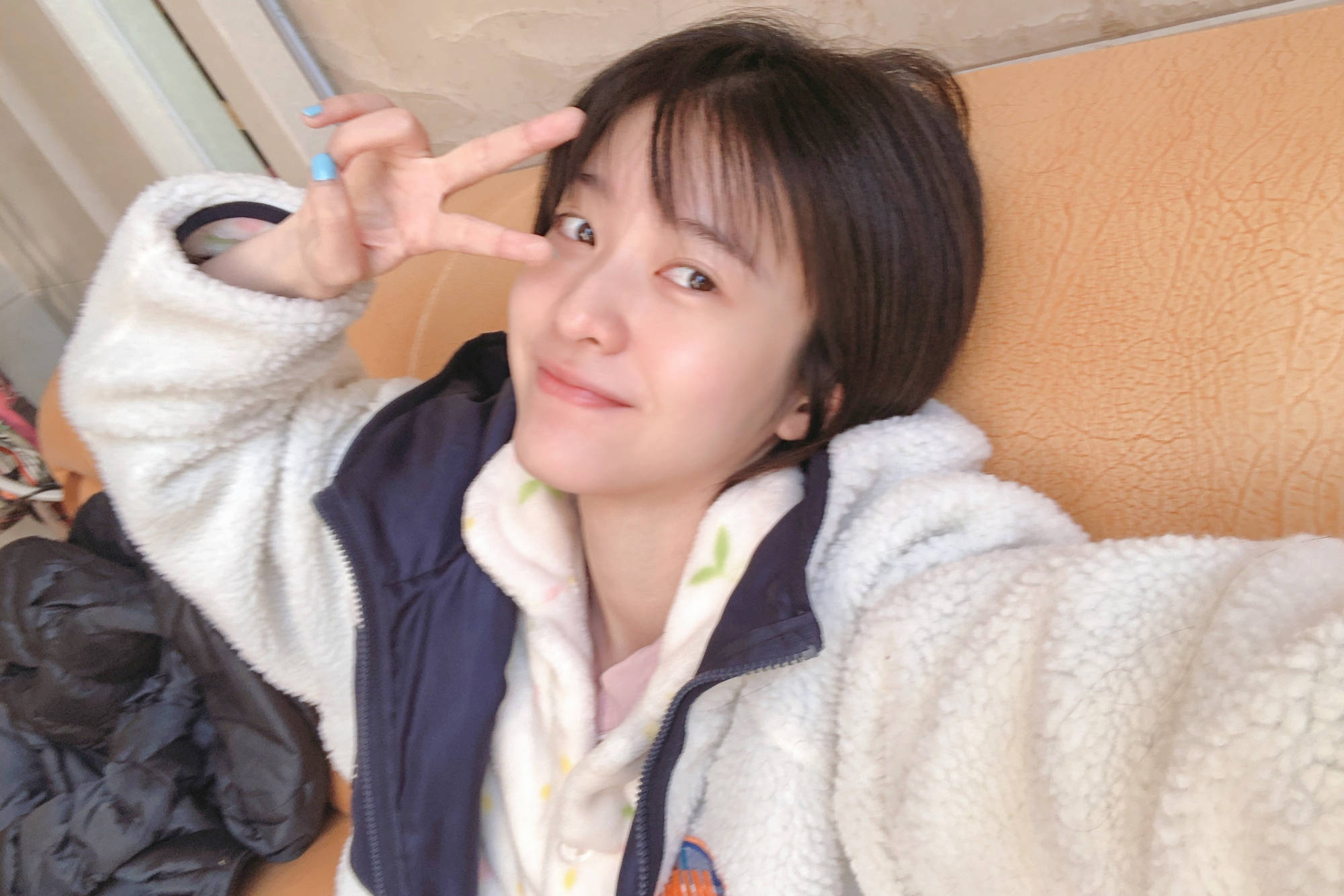 马尾 女明星素颜晒自拍，张雪迎睡衣加外套，吴宣仪马尾配卫衣！