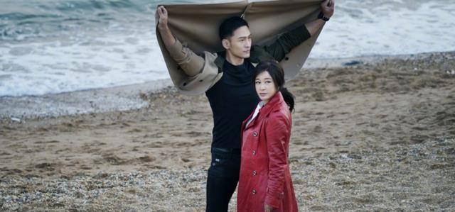 黑色 65岁刘晓庆不服老，穿红色风衣造型潇洒，气质丝毫不输年轻人