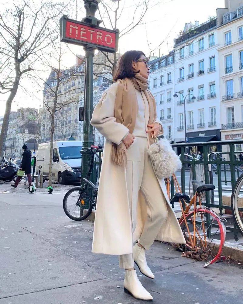 灯芯绒 别再穿高跟鞋了，奶奶裤+短靴才是今年秋冬最流行！