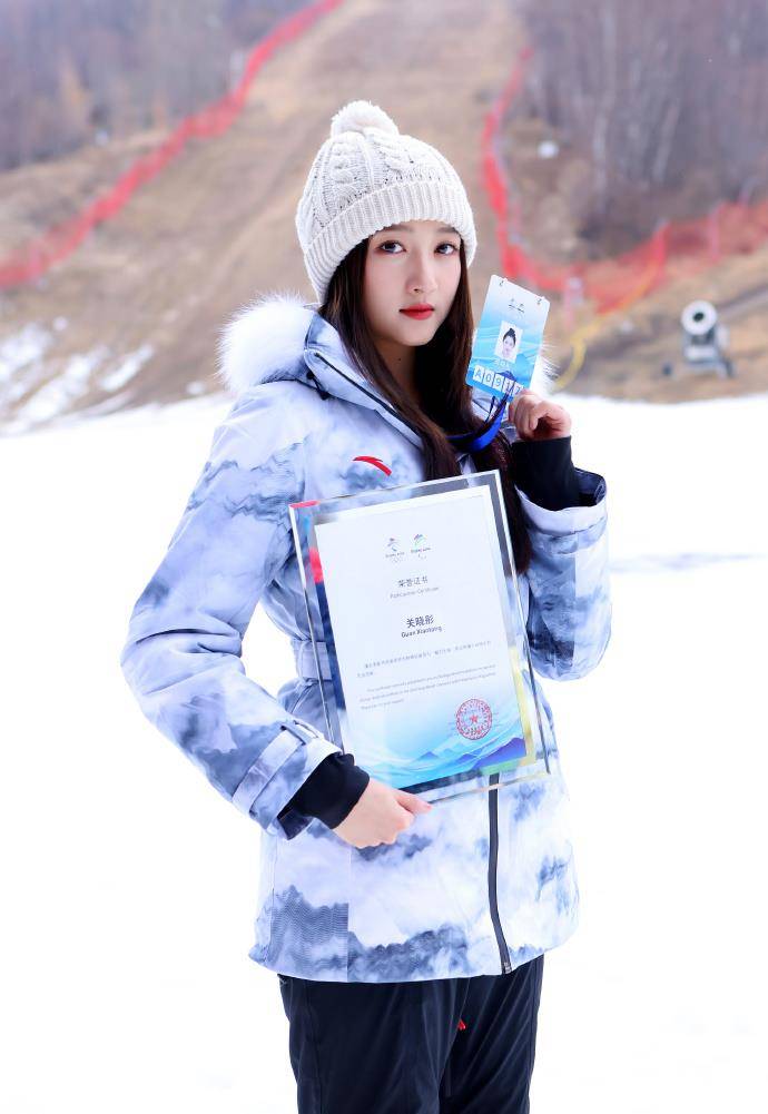 米色 刚下雪关晓彤羽绒服就穿上了！蓝白晕染配毛线帽，胖乎乎的好可爱