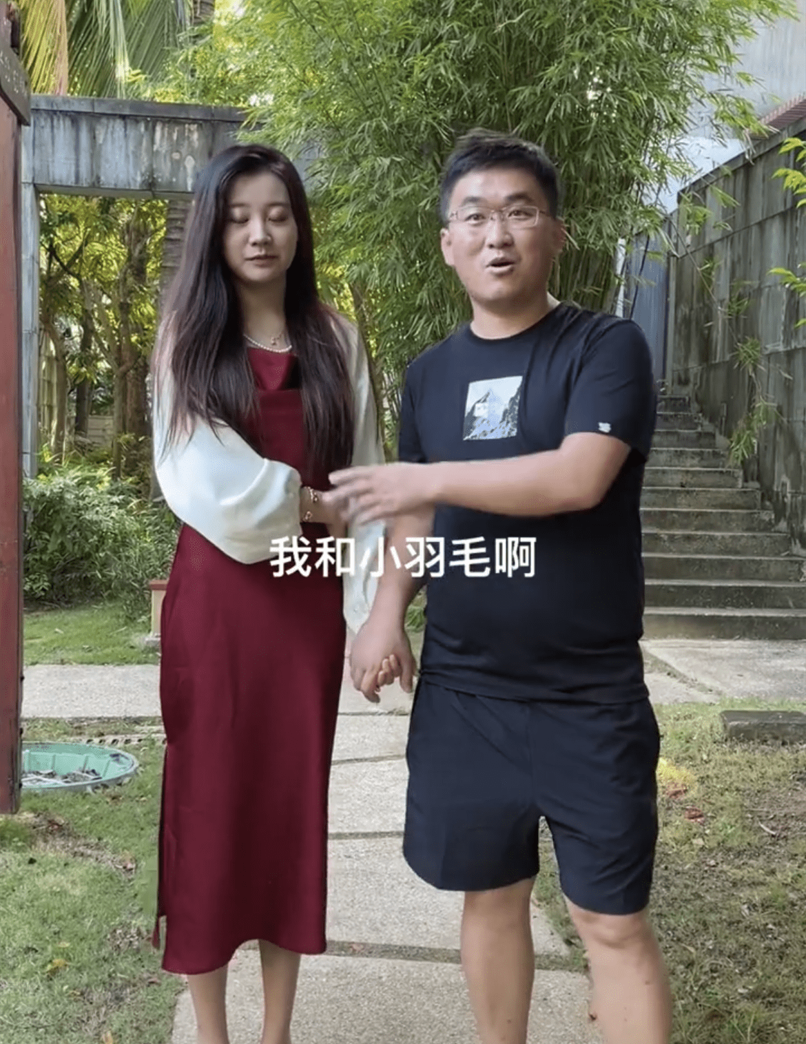 姜涛否认小15岁女友怀孕,牵手动作生疏,吃榴莲和山竹都嫌弃贵